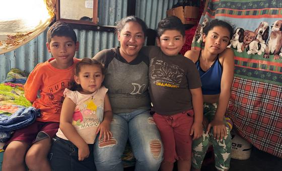 Lillian y sus cuatro hijos en su casa de Cartago, Costa Rica, que huyeron de Nicaragua hace seis años.